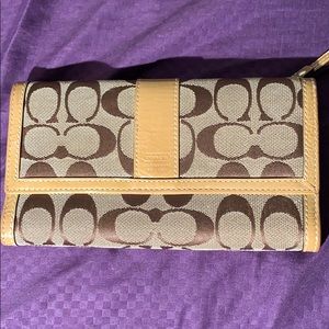 Brown Coach Wallet🌷Spring Sale🌷
